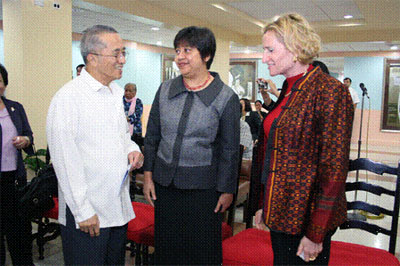 Lopez Group of Companies Chairman and CEO Oscar M. Lopez (left) welcomes USAID Assistant Administrator Margot Ellis (right) and USAID/Philippines Office of Health Chief Dr. Aye Aye Thwin to the Meralco Corporate Wellness Center.