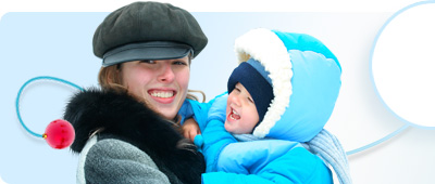Esta imagen principal ilustra una mujer y su hija con abrigos de invierno a la izquierda y un niño y su abuelo usando una computadora portátil a la derecha.