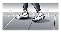 Una persona usando zapatos y calcentines mientras camina sobre una superficie caliente.