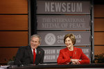 El presidente George W. Bush y la señora Laura Bush participaron en el Foro Civil Saddleback sobre la Salud Mundial, celebrado en la capital federal el pasado 1 de diciembre de 2008. Foto por Eric Draper de la Casa Blanca