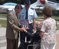 Senator Conrad presented medals to WWII Army veteran Tony Richard in Fargo. 