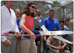 Subsecretaria del Interior Lynn Scarlett acompaña a empleados y aliados del Servicio de Pesca y Vida Silvestre para la gran inauguración del Aviario Iguaca en Puerto Rico.
    (28 de Abril de 2007)