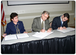 El Departamento del Interior firmo un Acuerdo con LULAC (Liga de Ciudadanos Latinoamericanos Unidos) para facilitar el establecimiento de un programa que  aumentara el acceso para los hispanos al empleo, al entrenamiento y a oportunidades educativas en el Departamento. (12 de Octubre del 2006)