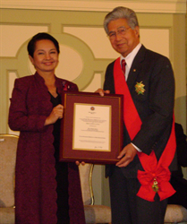 Philippines President Gloria Macapagal Arroyo presents Senator Akaka with the Order of the Golden Heart.  As Chairman of the Veterans’ Affairs Committee, Akaka recently fought to secure passage of a bill which honors the service of Filipino Veterans who fought under U.S. command during World War II by restoring the benefits and recognition they were promised over half a century ago.