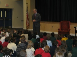 Senator Carper reads a story to first graders