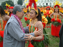 Senator Akaka welcomes the Hawaii All-Star Band during a performance on the West Lawn of the U.S. Capitol.  The band stopped in DC on the way to the Macy's Thanksgiving parade.