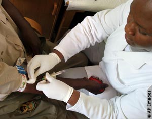 Une infirmière effectue un prélèvement de sang pour un test du VIH en Afrique du Sud.
