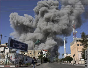Une explosion à Saraya, le siège des opérations de sécurité de Hamas à Gaza le 28 décembre 2008. 
