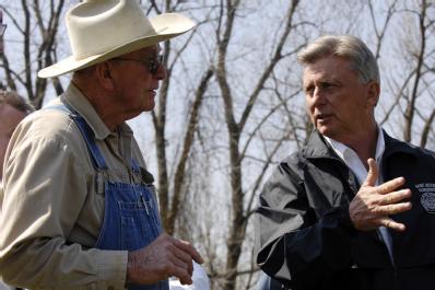 Des Arc, AR, March 25, 2008 -- TW Vincent, Secretary of the Levee Board, right, briefs Arkansas Governor Mike Beebe, left, along with other electe...