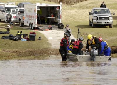 Eureka, MO, March 22, 2008 -- Members of the Missouri Emergency Response Service team, a non-profit that does large animal rescues,  prepare to go...
