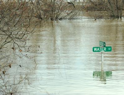 Fenton, MO, 03/23/2008 -- Neighborhoods throughout the area remain inundated with water.

Jocelyn Augustino/FEMA