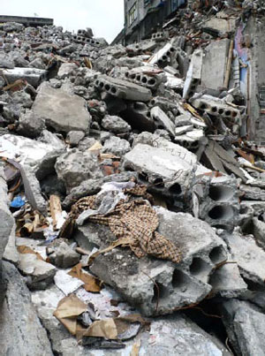 Precast concrete plank rubble, collapsed unreinforced masonry bldg, Dujiangyan [photo: Build Change]
