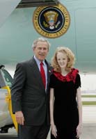 President George W. Bush met Sarah Sindlinger upon arrival in Des Moines, Iowa, on Thursday, April 15, 2004.  Sindlinger, a high school student, is an active volunteer with I-CARE, the West Des Moines Community School System’s community service learning program.  