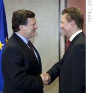 EU Commission President Jose Manuel Barroso, left, shakes hands with head of the Russian gas company Gazprom, Alexei Miller, at the European Commission headquarters in Brussels, 08 Jan 2009