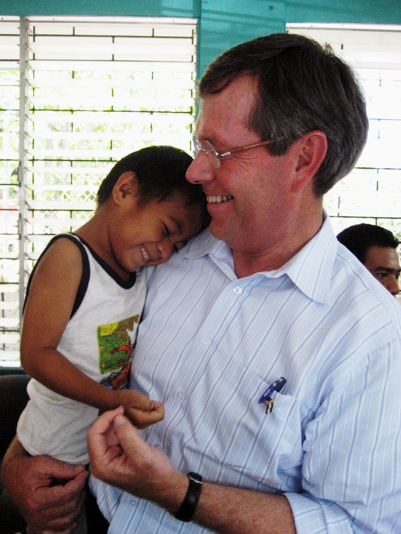 Secretary Leavitt and a Salvadoran boy share a laugh at a clinic in Acajutla, El Salvador