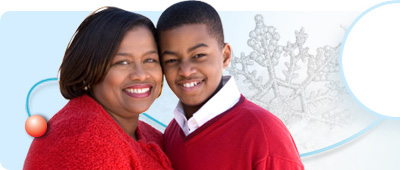 Esta imagen muestra una mujer y su hijo con suéteres rojos a la izquierda, y una mujer y su hija sonriendo a la derecha.