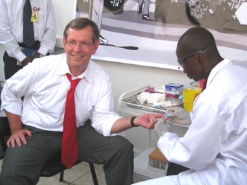 Secretary Leavitt getting tested for HIV/AIDS 