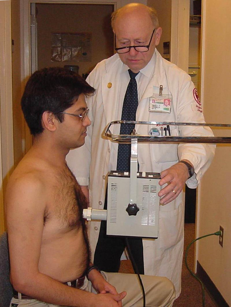 Dr. Ziskin works with participant Ashok Bhanushali in a study of millimeter wave therapy for hypoalgesia.
