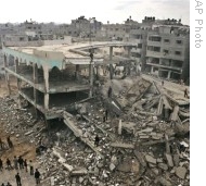 Palestinians gather around the ruins of the Al-Noor Mosque following an Israeli airstrike in the Sheikh Radwan neighborhood of Gaza City, 08 Jan 2009