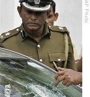 Policemen investigate site of shooting of newspaper editor Lasantha Wickramatunga in suburbs of Colombo, 08 Jan 2009