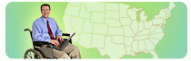 Un hombre con portátil y un mapa de los Estados Unidos de América en el fondo