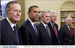 La Casa Blanca fue el escenario de un extraordinario encuentro el pasado 7 de enero de 2009 entre el presidente George W. Bush, el presidente electo Barack Obama y los ex presidentes George H.W. Bush, Bill Clinton y Jimmy Carter. Tras la sesión fotográfica en el Despacho Oval capturada arriba, el presidente Bush, el presidente electo Obama y los tres ex presidentes compartieron almuerzo. Foto por Joyce N. Boghosian de la Casa Blanca