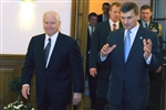 GATES MEETS ANSIP - Click for high resolution Photo