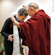 法总统接受达赖喇嘛赠哈达