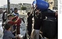 Palestinians collect water during a three-hour break in the twelve-day Israeli bombardment of Gaza City, Wednesday, 07 Jan. 2009