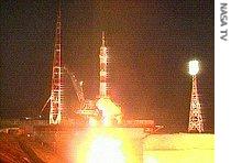 Expedition 15 crew launches from the Baikonur Cosmodrome in their Soyuz spacecraft, 07 Apr 2007