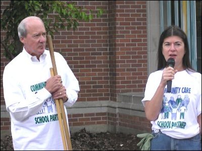Deputy Secretary Hickok and Portland Public Schools Superintendent Vicki Phillips address volunteers at Beaumont Middle School for the Community Care Day Kick-Off event in Portland, Oregon (August 21, 2004).