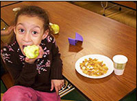 Foto: niña comiendo una manzana