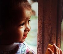 niña junto a ventana con pintura a base de plomo