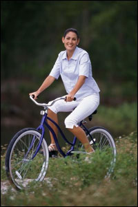 Foto: una mujer montando en bicicleta.