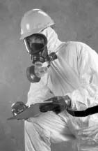 Foto de un trabajador que lleva un respirador con sistema motorizado de purificación de aire (PAPR)