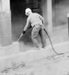 Trabajador que usa una chorreadora de arena