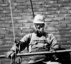 Trabajador que lleva respirador en un andamio