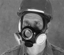 Foto de un trabajador que lleva un respirador de máscara completa con sistema de purificación de aire