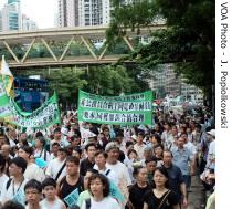 Pro-democracy protesters carry banners in Hong Kong, 01 Jul 2007  