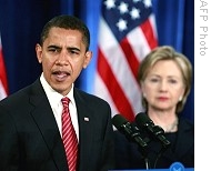 President-elect Barack Obama introduces Senator Hillary Clinton (D-NY) (R) as his choice for secretary of state during a press conference in Chicago, 01 Dec 2008 