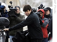 Illinois Gov. Blagojevich is surrounded by reporters at his home in Chicago, 17 Dec 2008