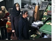 Palestinians wait in line to buy bread at a bakery in Gaza City, 07 Jan 2009