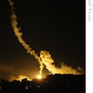 Israeli military flares light up night sky over Gaza, 5 Jan 2008