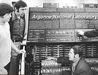 Photo of 3 people and a large computer.  From Arragone National Laboratories
