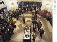 People line up to pay tribute to Alexander Solzhenitsyn,  as he lays in state at the Russian Academy of Sciences in Moscow, 05 Aug 2008