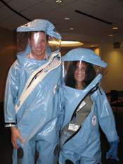 Photo students in lab suits