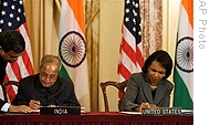 Indian FM Mukherjee (left) signs nuclear accord with Secretary Rice, 10 Oct 2008