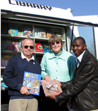 John Cole and Anne Boni from the Center for the Book at a mobile library outside the Tetelo Secondary School in Soweto.