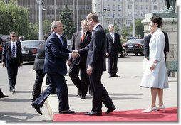 Prime Minister Ferenc Gyurcsany and his wife Dr. Klara Dobrev welcome President George W. Bush and Mrs. Laura Bush to the Hungarian Parliament building in Budapest, Hungary, Thursday, June 22, 2006. White House photo by Eric Draper
