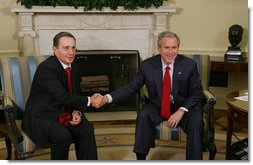 President George W. Bush welcomes President Alvaro Uribe of Colombia to the Oval Office, Thursday, Feb. 16, 2006.  White House photo by Paul Morse